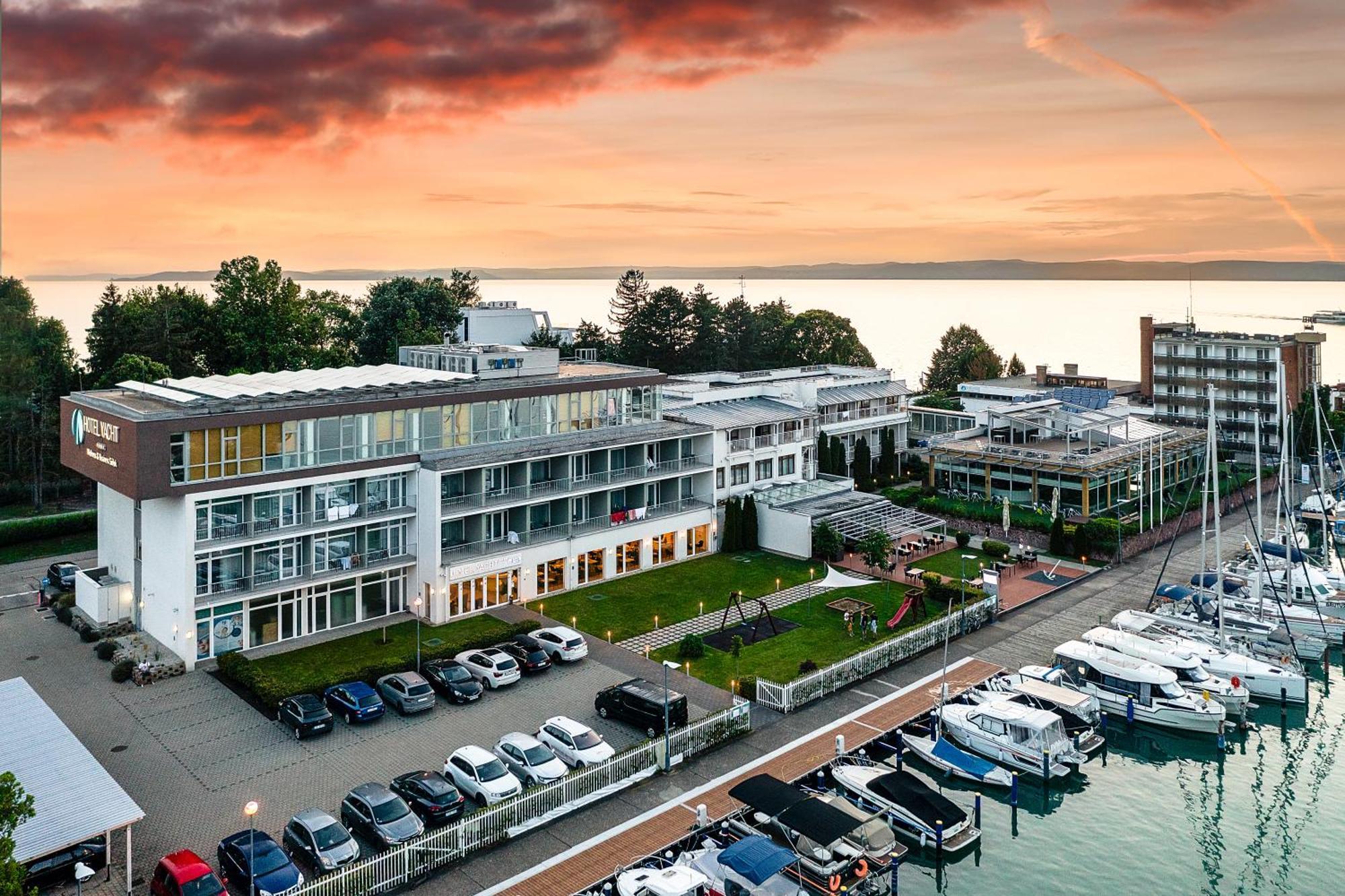 Hotel Yacht Wellness&Business Siófok Exterior foto