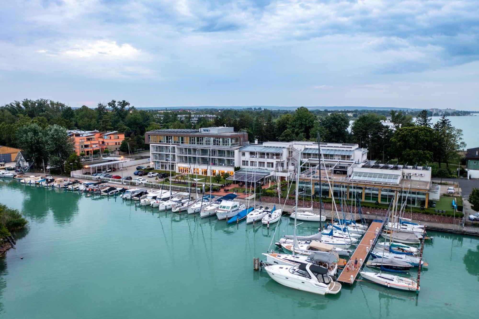 Hotel Yacht Wellness&Business Siófok Exterior foto